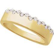 L’Allure Élégante Diamond Pavé Band Ring