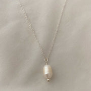 Simple pearl necklace