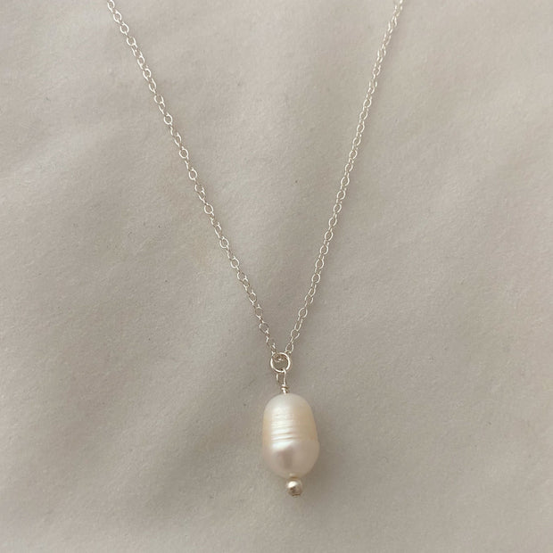 Simple pearl necklace