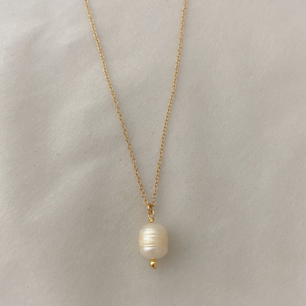 Simple pearl necklace